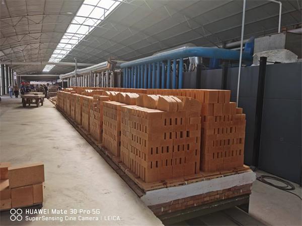 108.8×2.4米煤氣天然氣燒粘土磚高效高產(chǎn)節(jié)能隧道窯生產(chǎn)線(xiàn)（設(shè)計(jì)日產(chǎn)200噸，實(shí)際日產(chǎn)240噸，能耗45m3/噸產(chǎn)品）